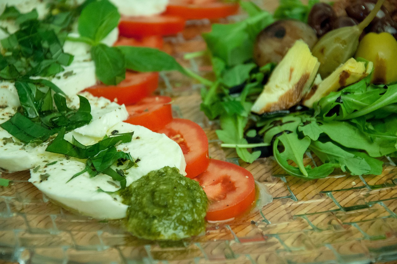 How to Make a Simple and Tasty Caprese Salad